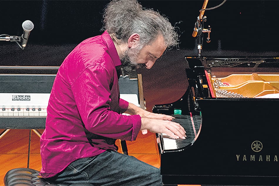 Bollani es un pianista inclasificable que atraviesa los géneros, entre actitudes del jazz, gestos sinfónicos y espíritu de canción.