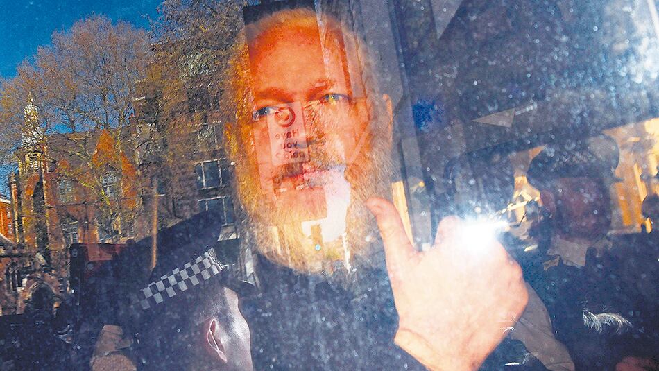 Assange fue detenido por la policía británica después de que Ecuador le quitara el asilo diplomático.