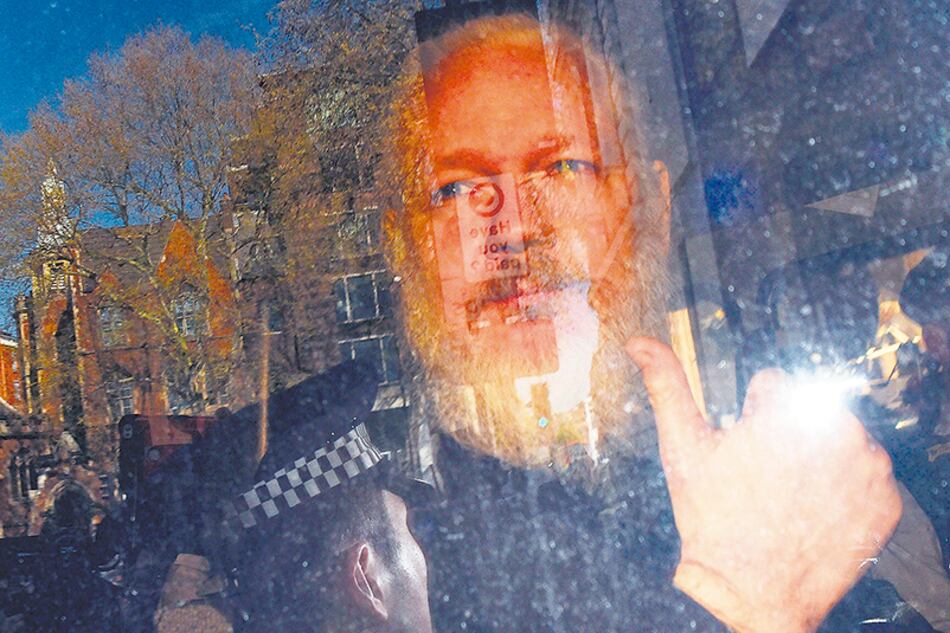 Assange fue detenido por la policía británica después de que Ecuador le quitara el asilo diplomático.