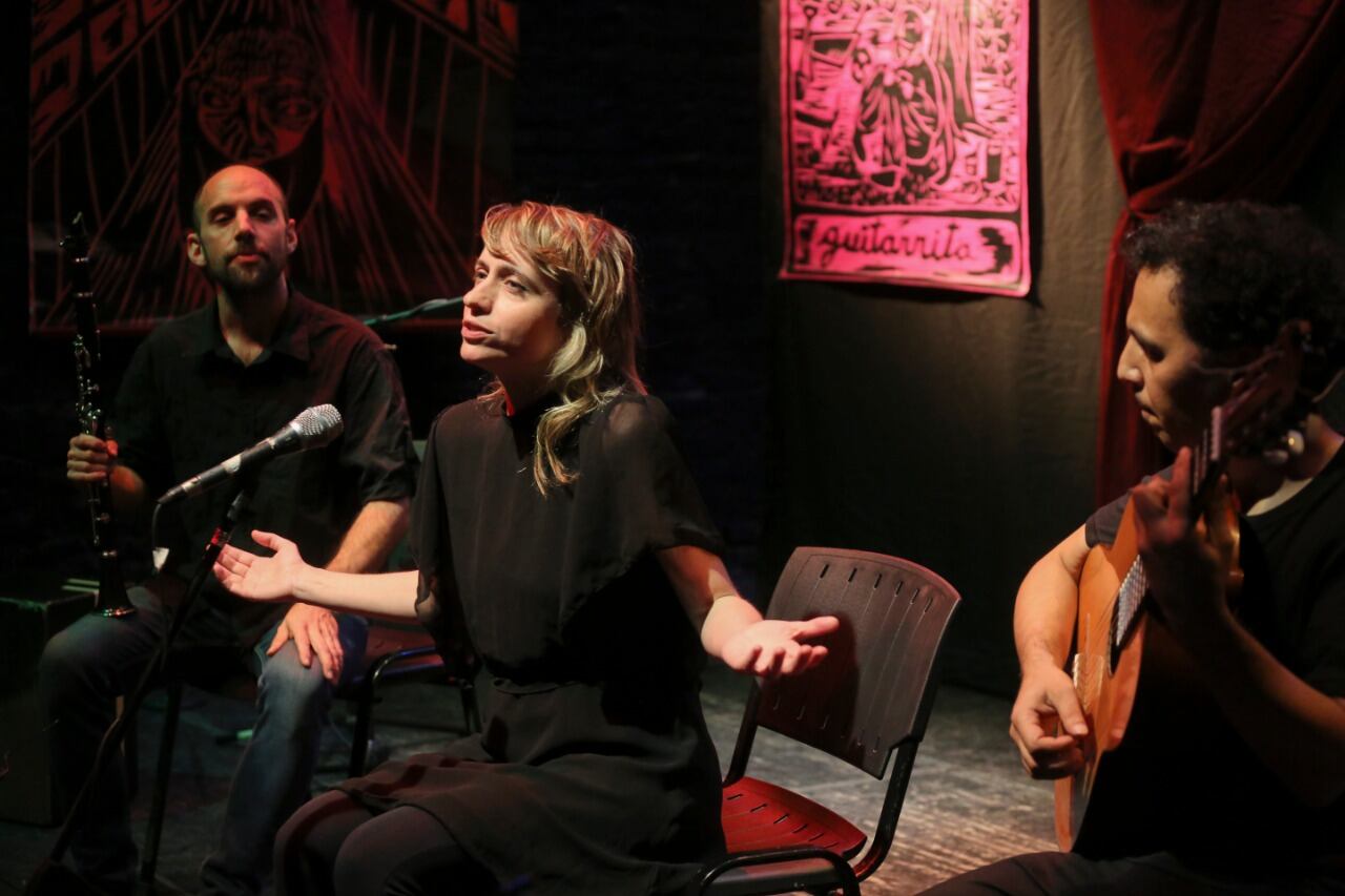 Romina Grosso, cantora del grupo, que acaba de publicar en redes su nueva música.