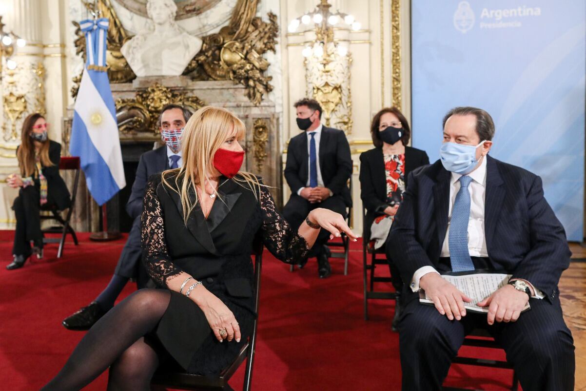 La ministra de Justicia Marcela Losardo y León Arslanian, uno de los juristas del consejo de asesores, en la presentación del proyecto de reforma.