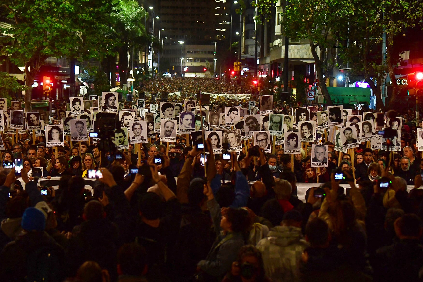 Miles de uruguayos marcharon por el centro de Montevideo.