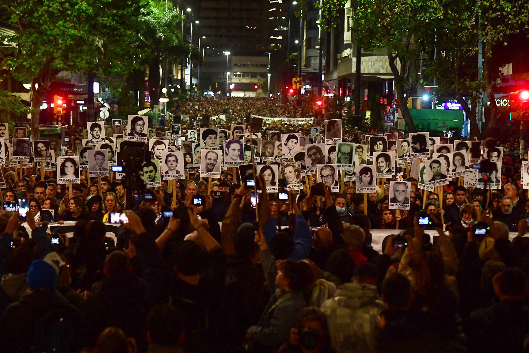 Miles de uruguayos marcharon por el centro de Montevideo.
