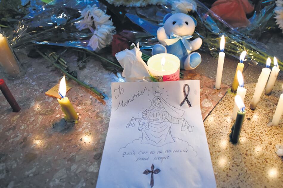 Flores, velas y cartas en el memorial espontáneo para las víctimas de la bomba en el shopping de Bogotá.