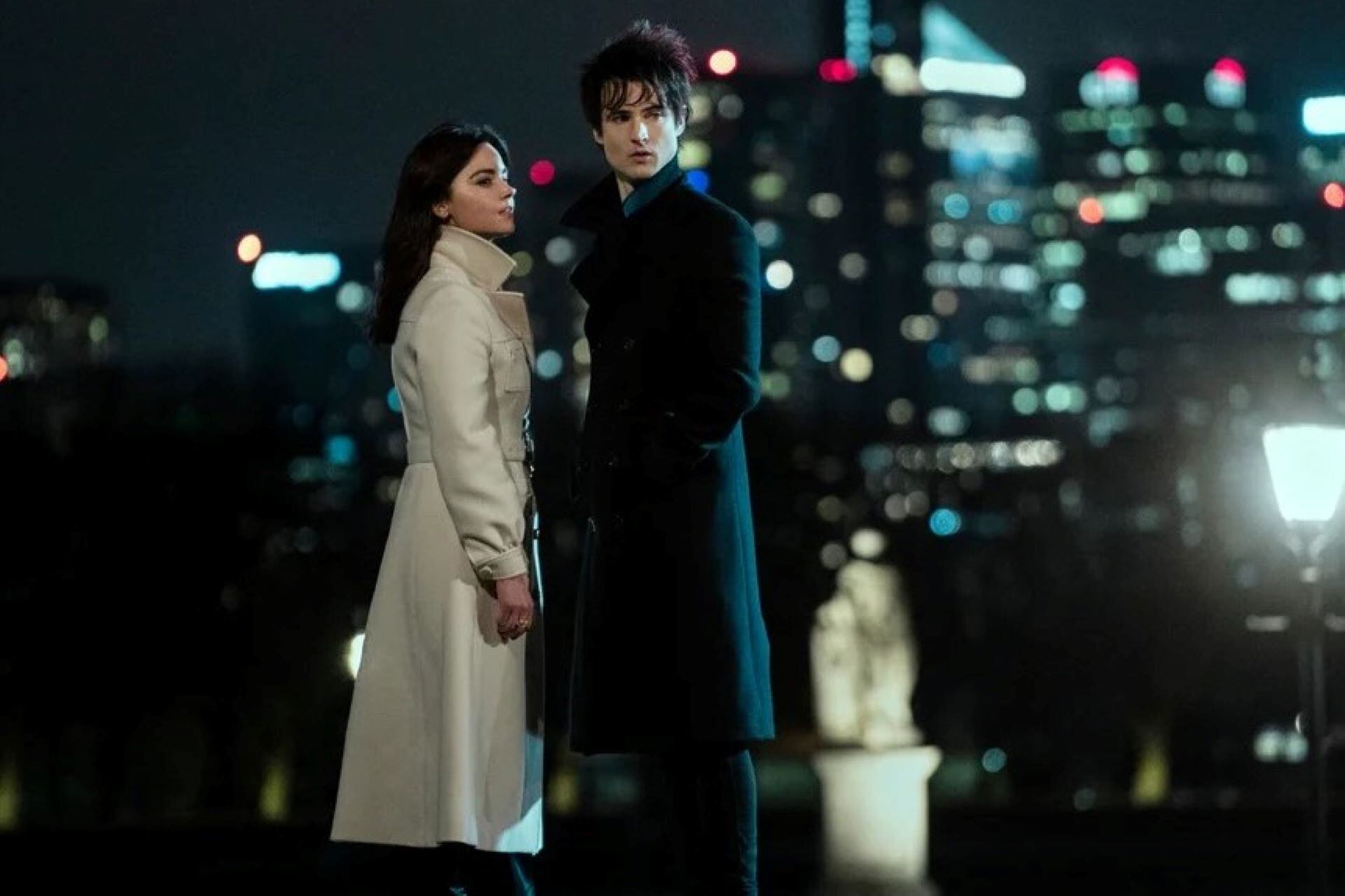 Jenna Coleman (como Johanna Constantine) y Tom Sturridge (es Dream) en Sandman, una serie salida de las historietas y es sensación en Netflix. (Foto: Netflix)