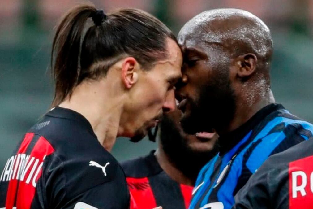 Ibrahimovic y Lukaku, cara a cara durante el clásico milanés.