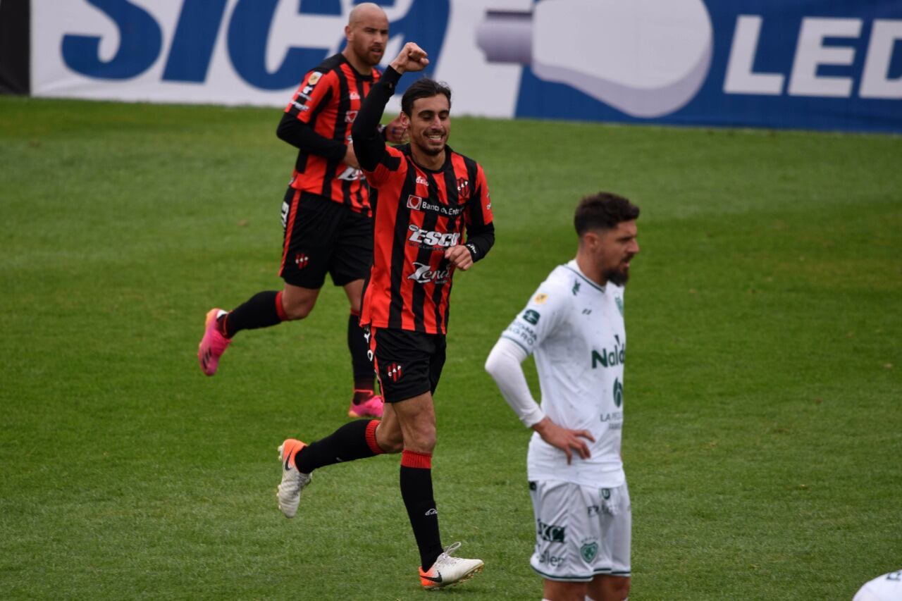 Sosa Sánchez levanta su brazo para festejar su gol