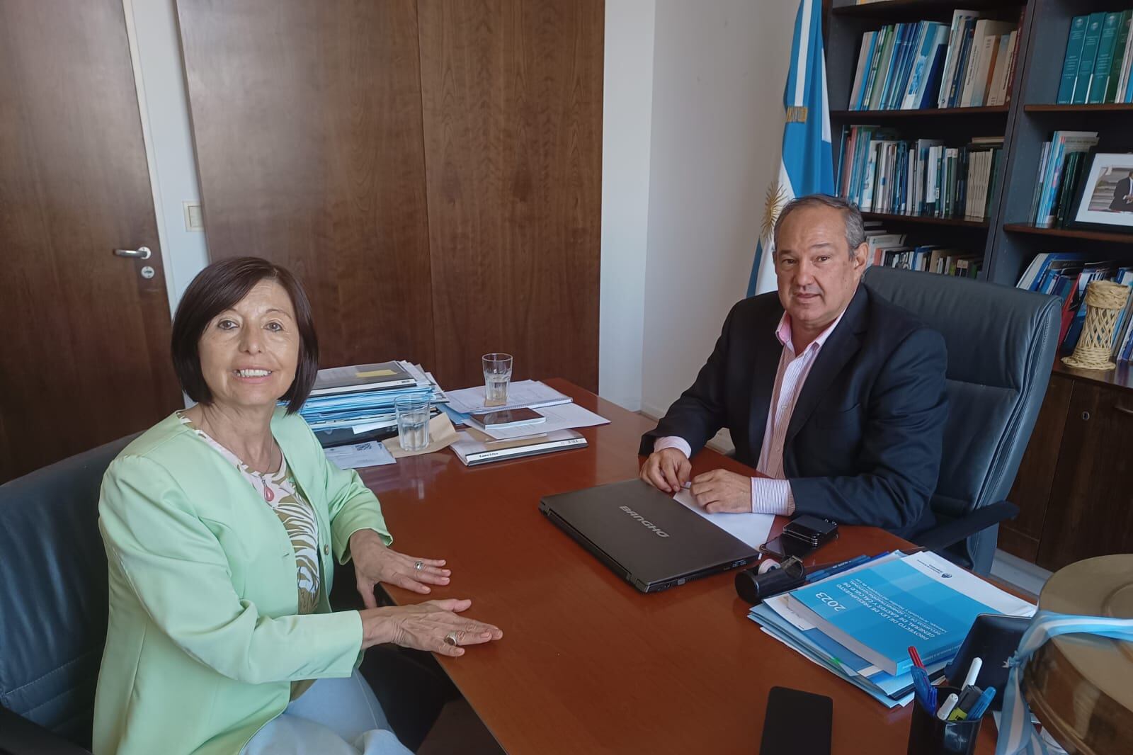 Leavy junto a Nora Giménez, sellando su incorporación al frente Avancemos.