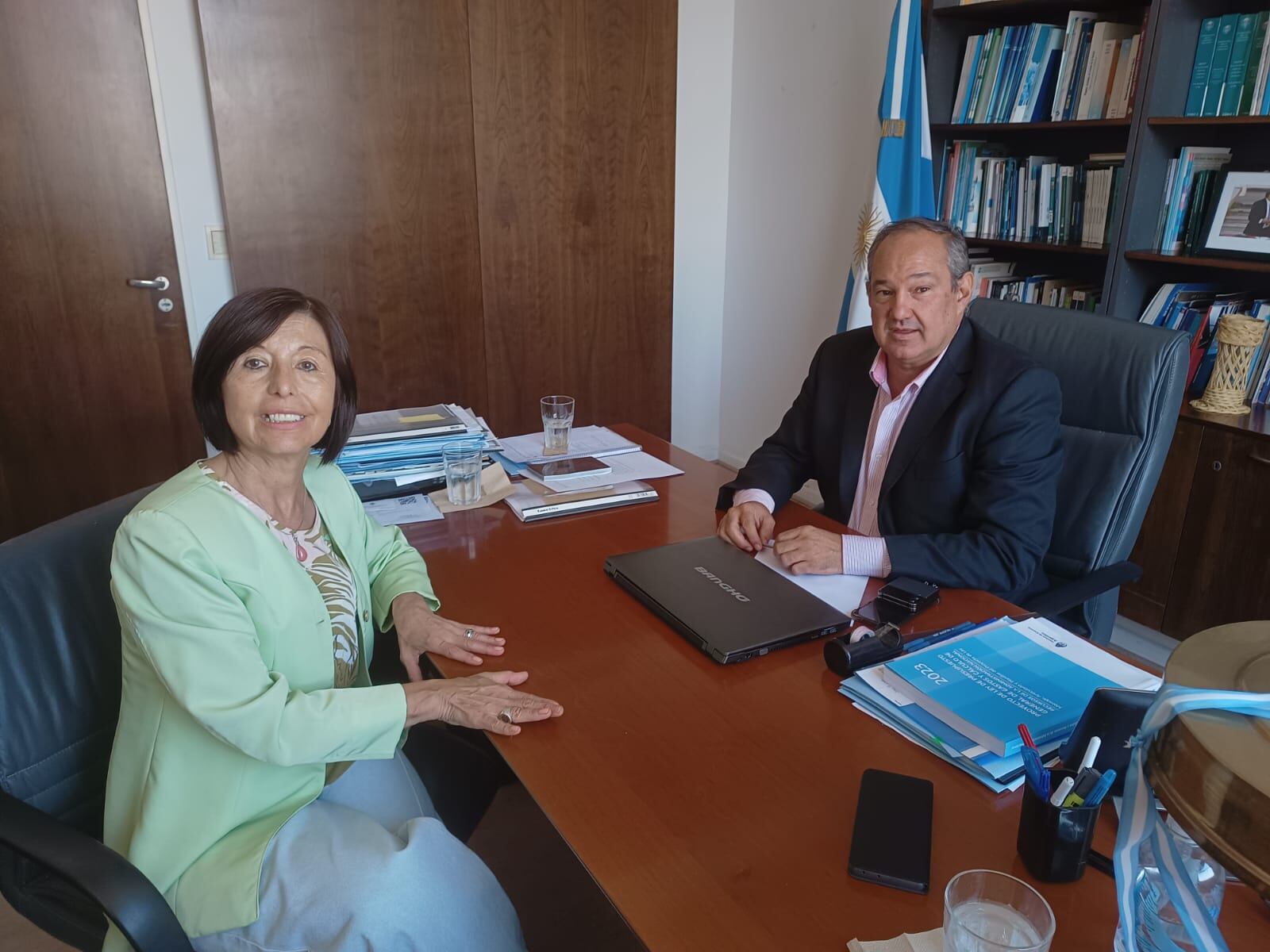 Leavy junto a Nora Giménez, sellando su incorporación al frente Avancemos.