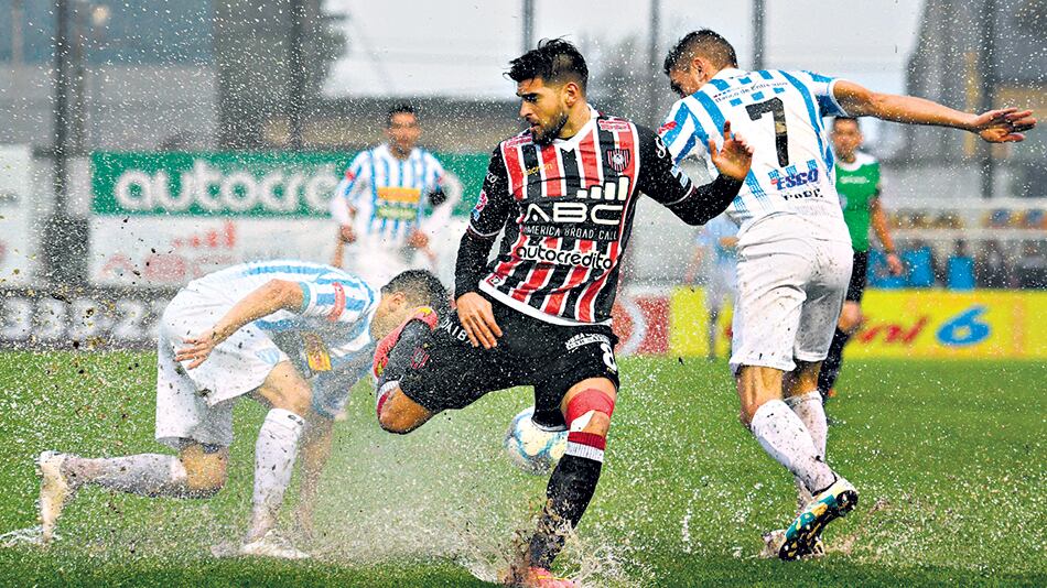 La lluvia impidió que se jugara al fútbol con normalidad en la cancha de Chacarita.