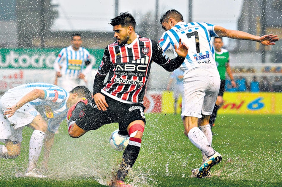 La lluvia impidió que se jugara al fútbol con normalidad en la cancha de Chacarita.