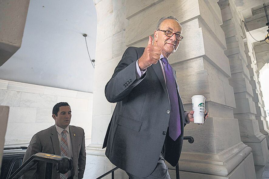 El líder de la minoría en el Senado, Chuck Schumer, criticó a Trump en un comunicado.