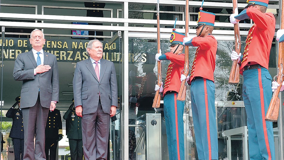 James Mattis (izq.) fue recibido con honores por el ministro de Defensa colombiano, Guillermo Botero.
