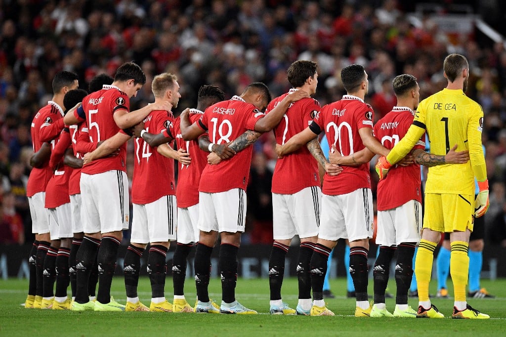 El Manchester United durante el minuto de silencio por su reina en un choque de Europa League