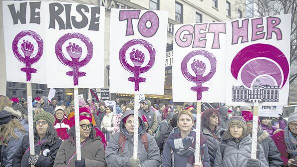 Manifestantes portando pancartas feministas marchan cerca de Plaza Libertad en Washington DC.
