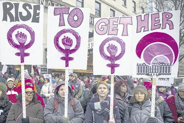 Manifestantes portando pancartas feministas marchan cerca de Plaza Libertad en Washington DC.