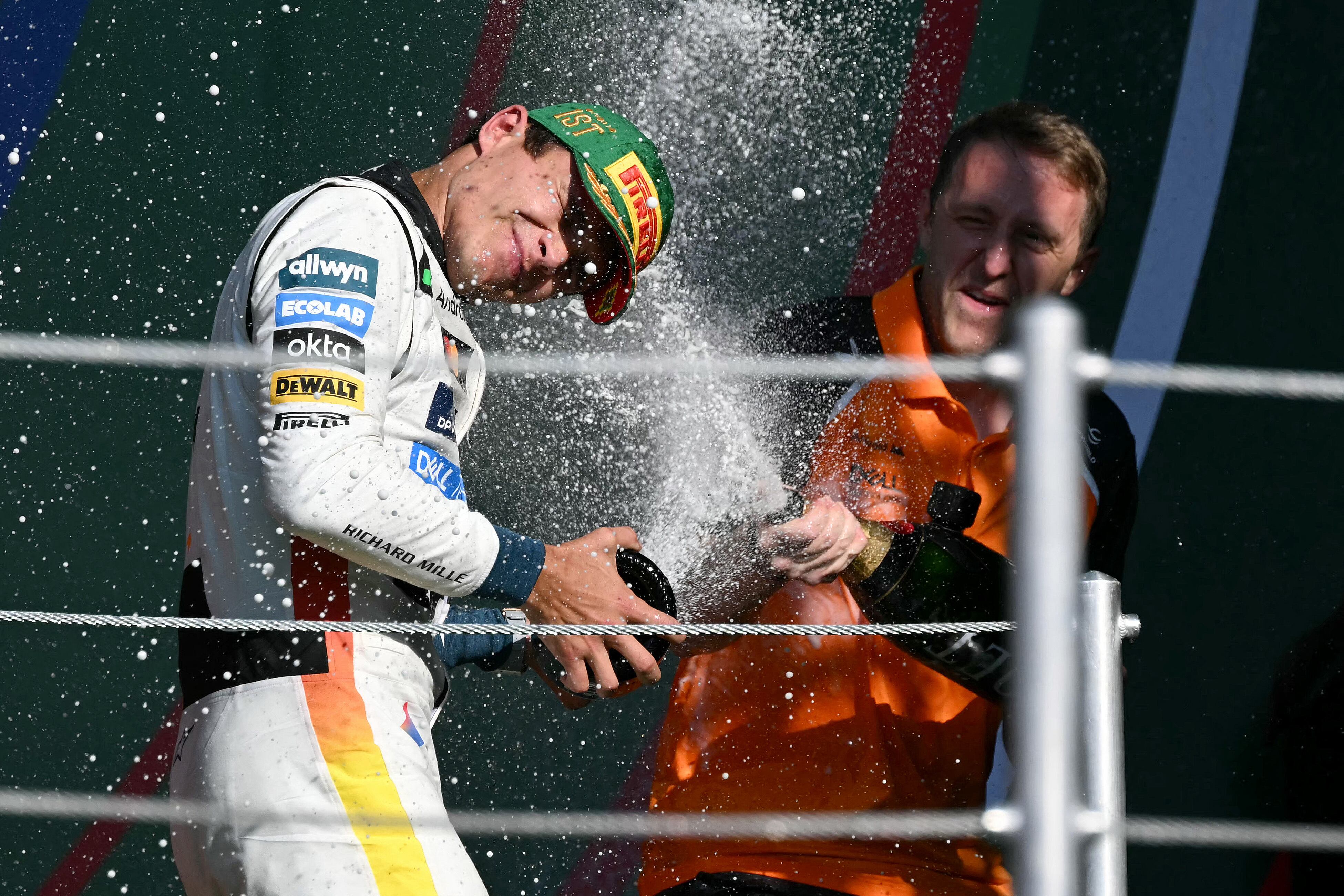 Lando Norris es bañado en champagne durante los festejos en México