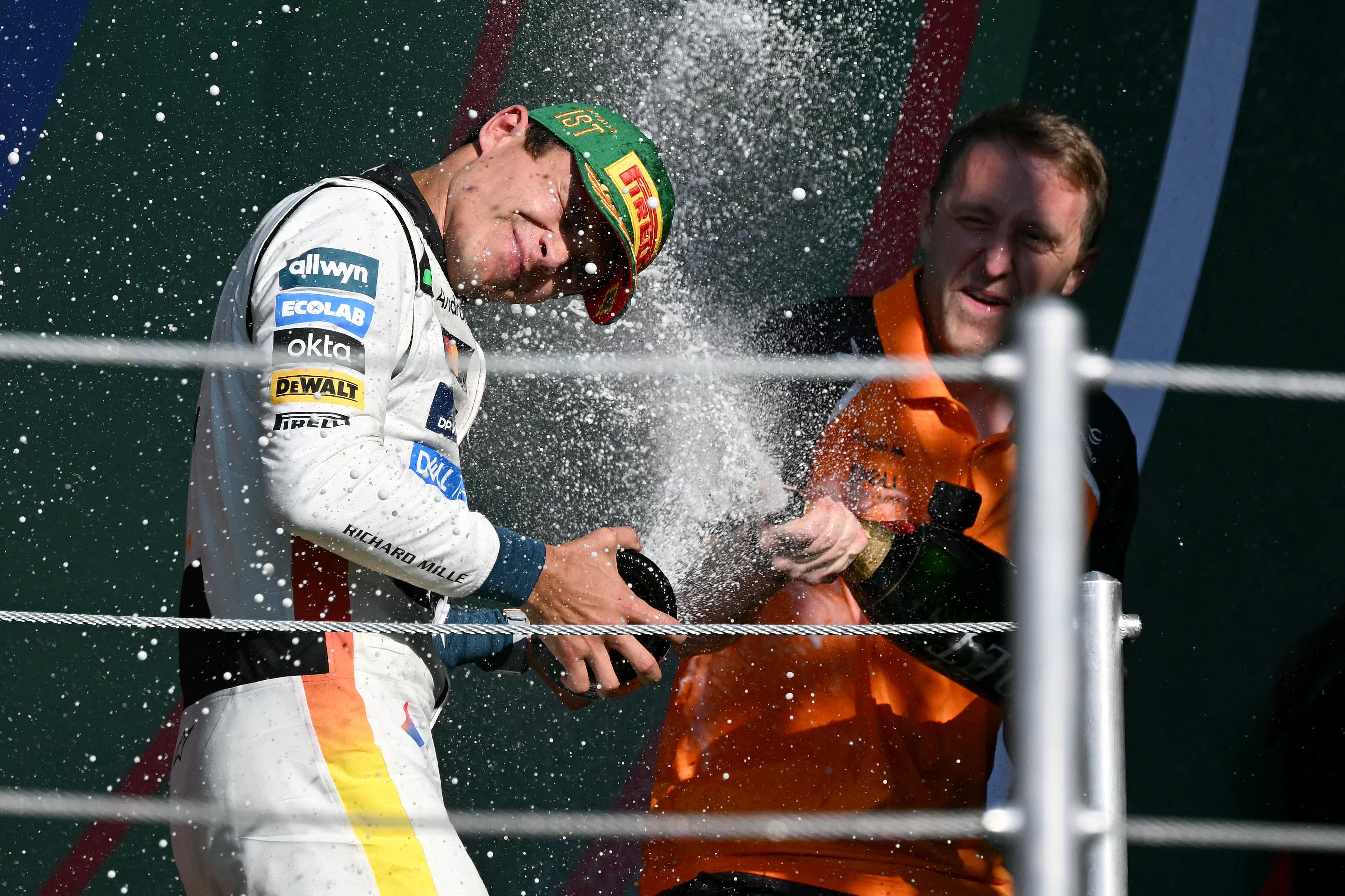 Lando Norris es bañado en champagne durante los festejos en México
