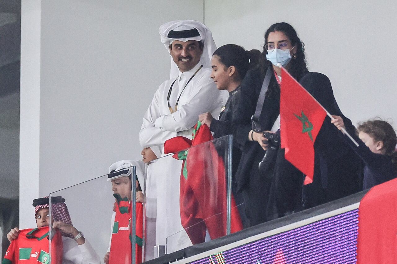 El emir de Qatar sonrie durante el partido entre Marruecos y Portugal.