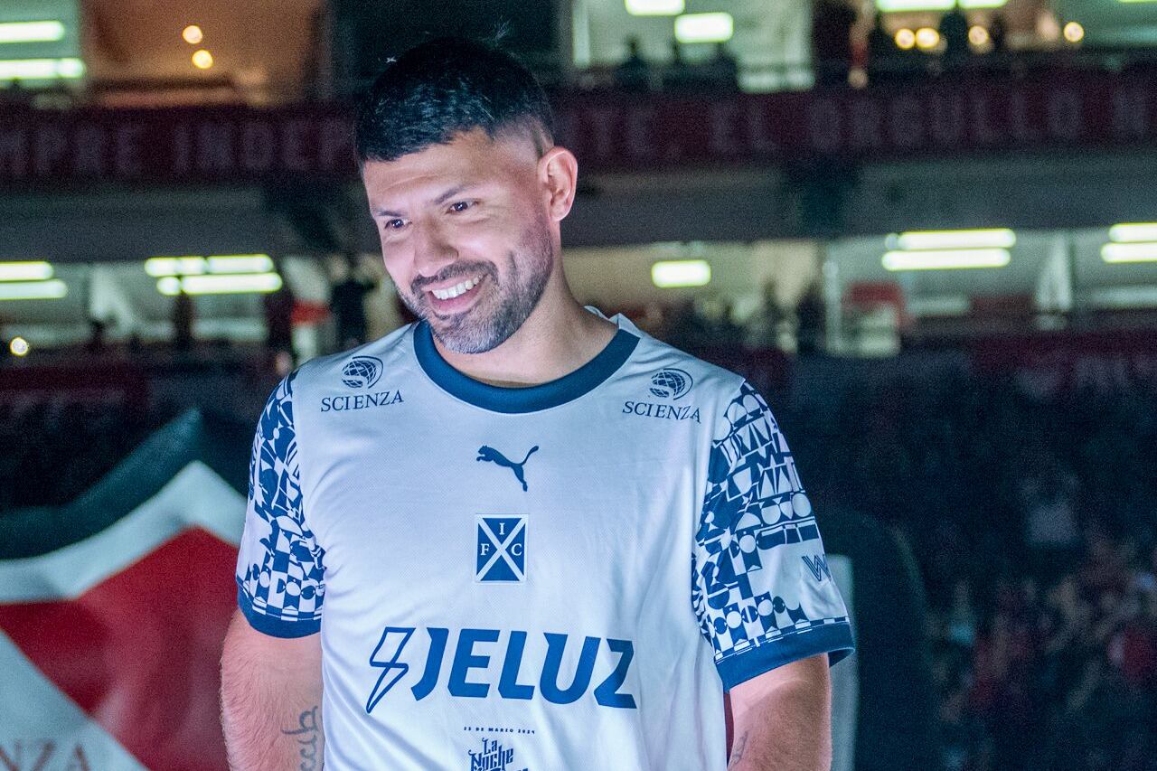 Agüero estuvo en la cancha de Independiente