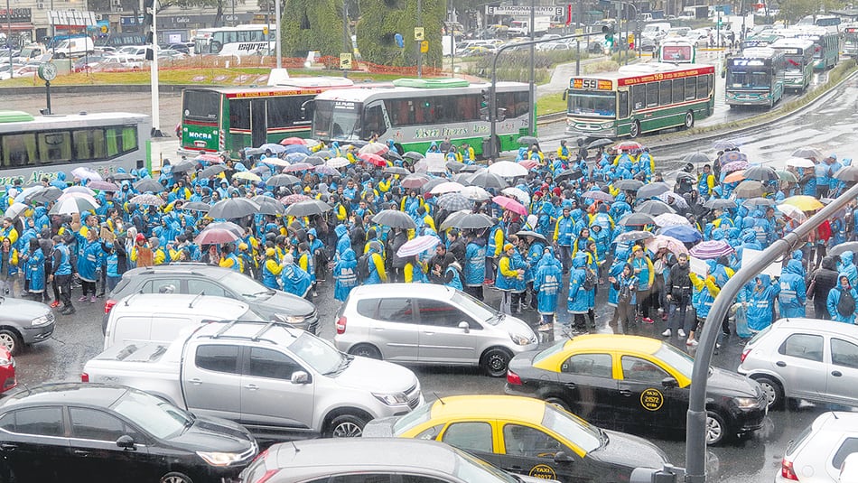 Los trabajadores se concentraron a la mañana frente al Obelisco y se mantuvieron allí hasta que fueron recibidos a la tarde.