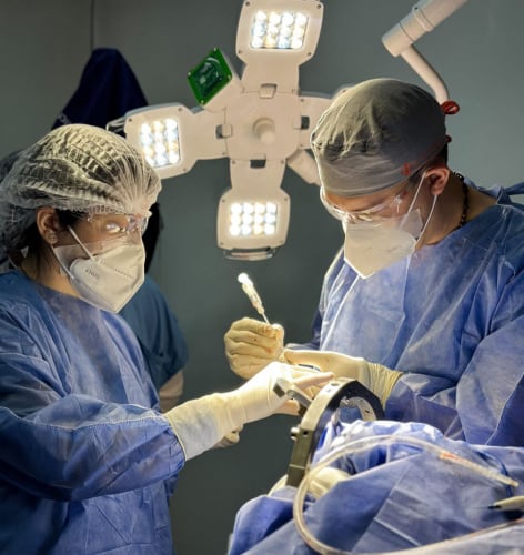 La paciente presentaba una lesión que se localizó en la profundidad del cerebro.