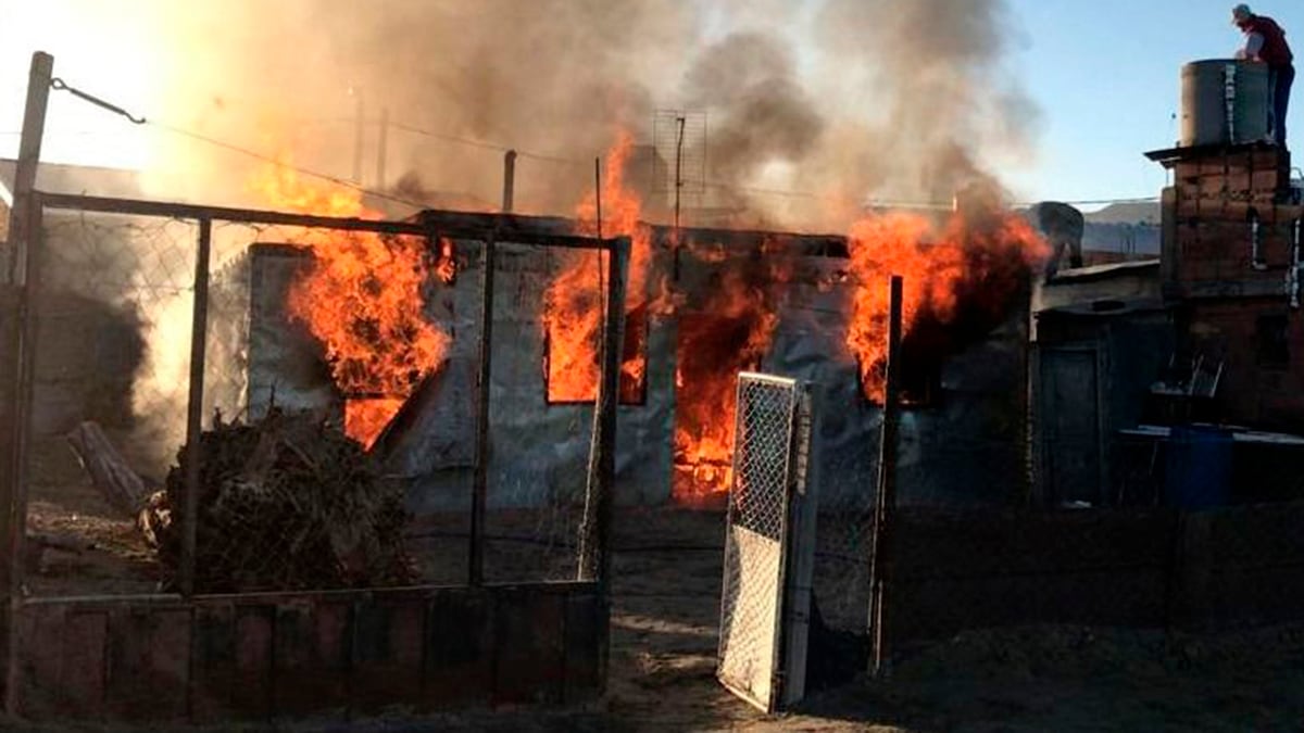 Los vecinos primero quemaron la casa de la familia de quien acusaron por la violación.