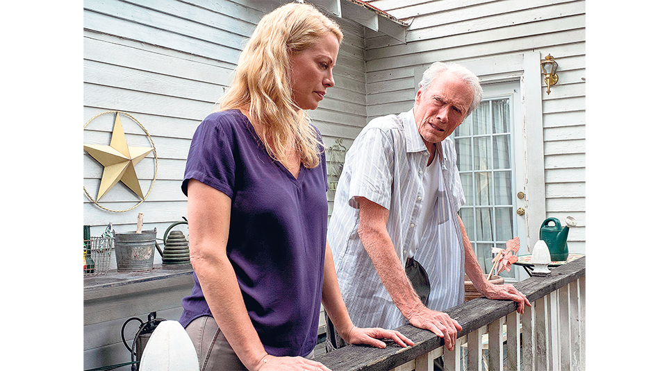 Alison Eastwood junto a su padre Clint, en una escena de La mula, su regreso como actor y director.