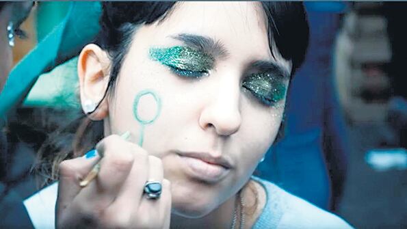 Las escenas de la militancia feminista inundan de verde el documental.