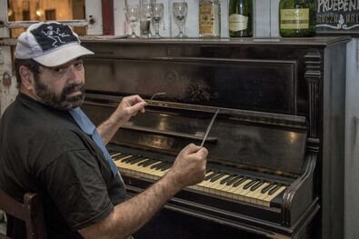 "Las canciones se convierten en un hecho político dependiendo del momento en que salen", dice.