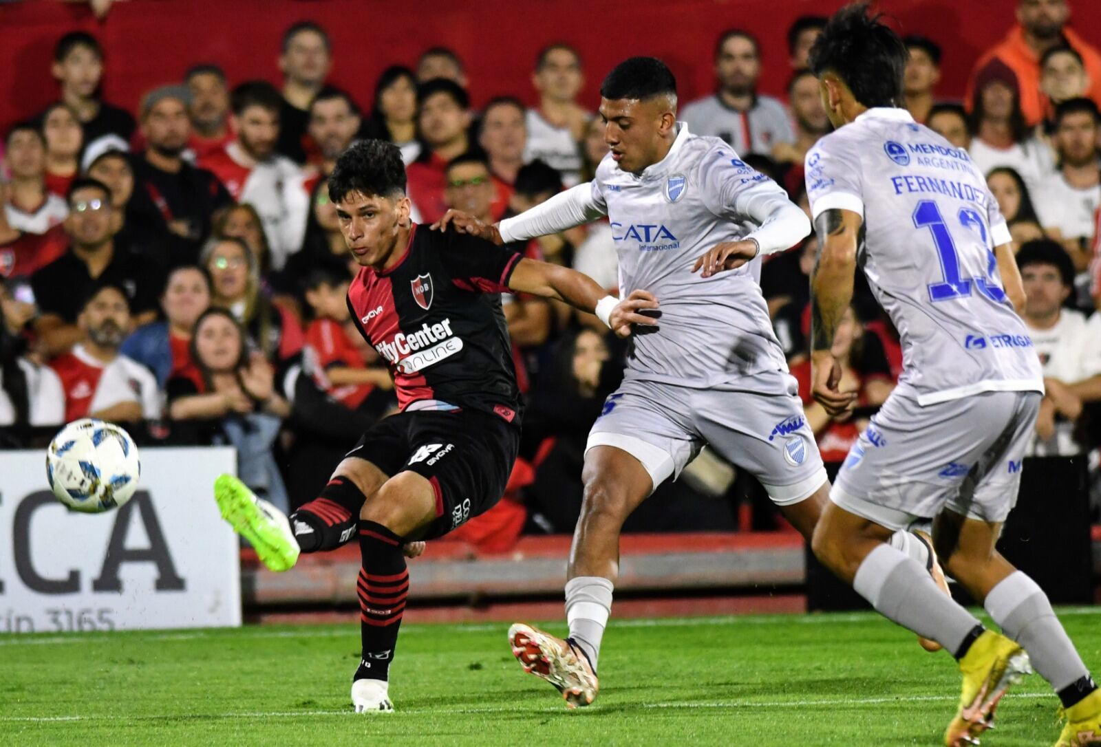 Newell's quiso, pero no pudo ante el efectivo Tomba mendocino