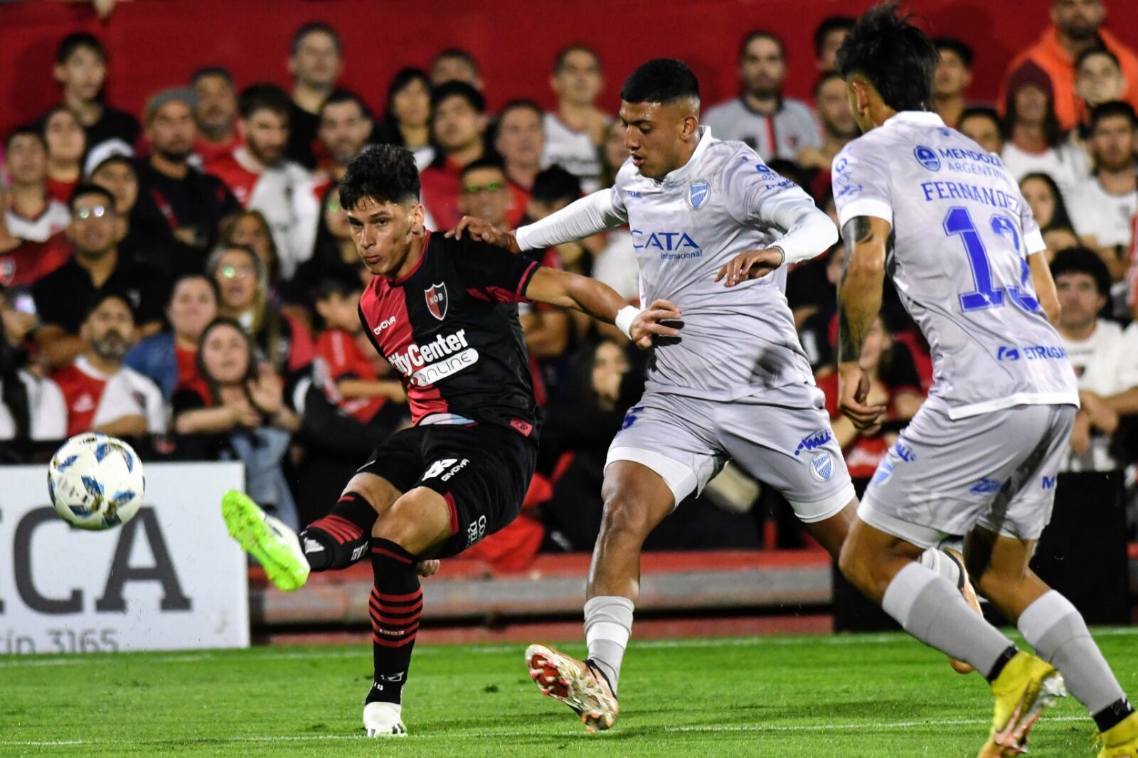 Newell's quiso, pero no pudo ante el efectivo Tomba mendocino