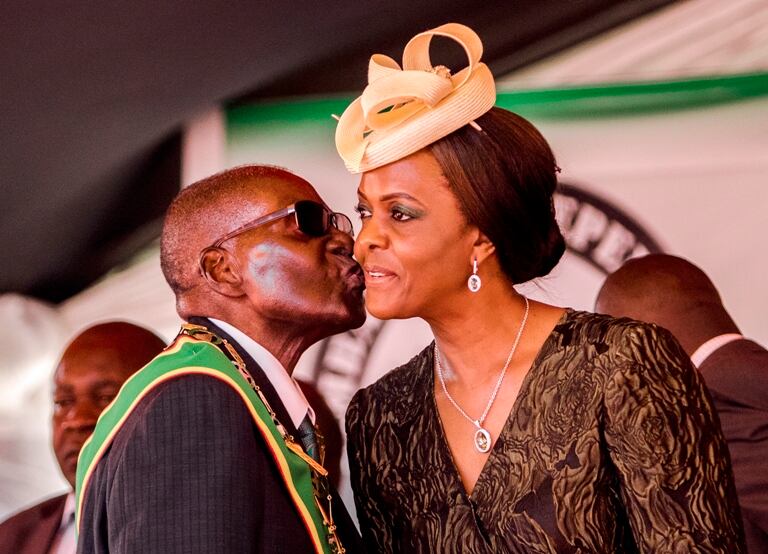 Mugabe besa a su esposa Grace en un acto: sus días de poder terminaron.