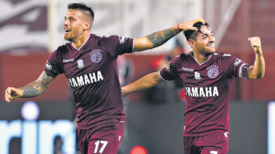Acosta y Denis, cerebro uno y autor el otro del segundo gol de Lanús.