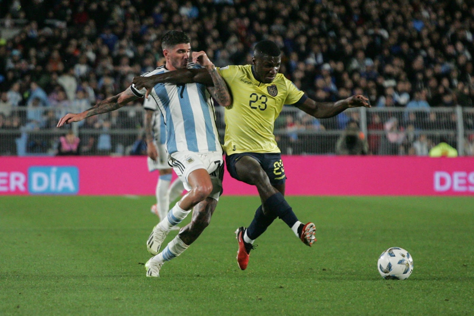 Caicedo lucha con De Paul por la pelota