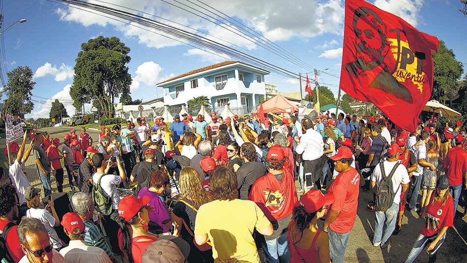 Miembros del PT manifestaron la intención de instalar provisoriamente la dirección partidaria en Curitiba.