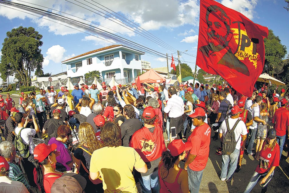 Miembros del PT manifestaron la intención de instalar provisoriamente la dirección partidaria en Curitiba.