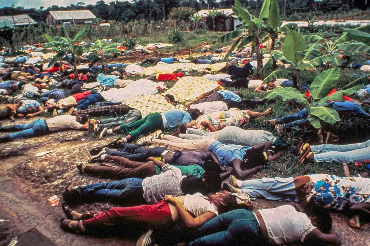 El suicidio colectivo de los seguidores de Jim Jones.