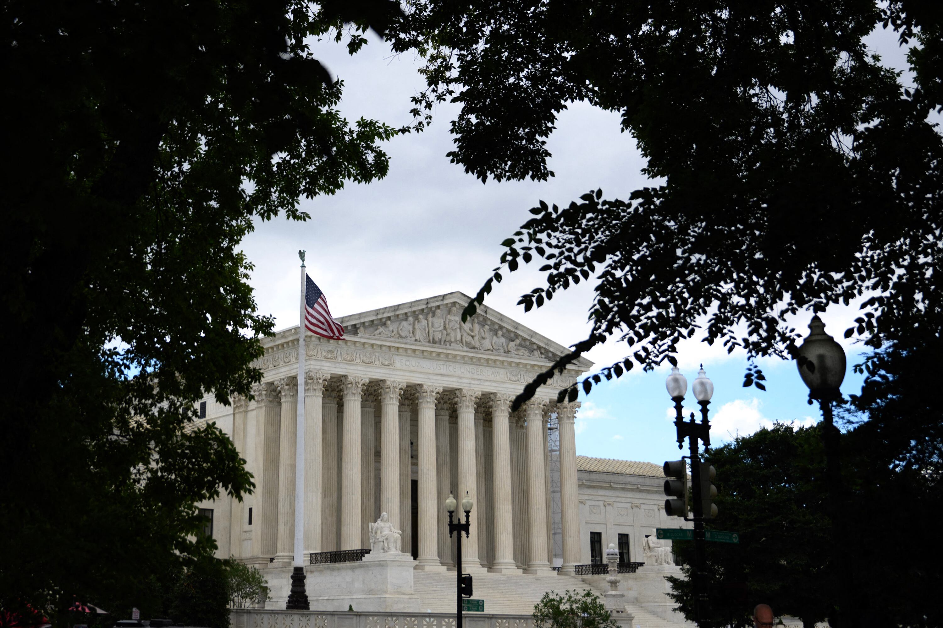 El fallo de la Corte Suprema le permite a Trump deportar amedio millón de latinoamericanos.