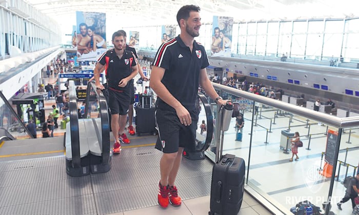 Augusto Batalla encabeza la fila de jugadores para abordar el vuelo a Colombia.