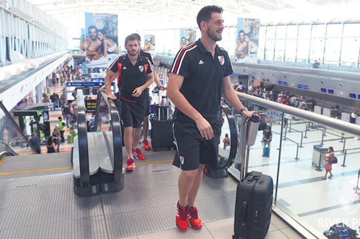 Augusto Batalla encabeza la fila de jugadores para abordar el vuelo a Colombia.