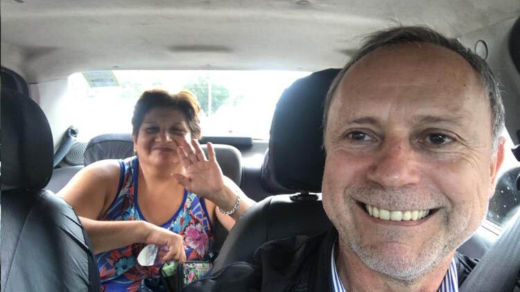 Cabral, como taxista, junto a una pasajera que quizás lo vote.