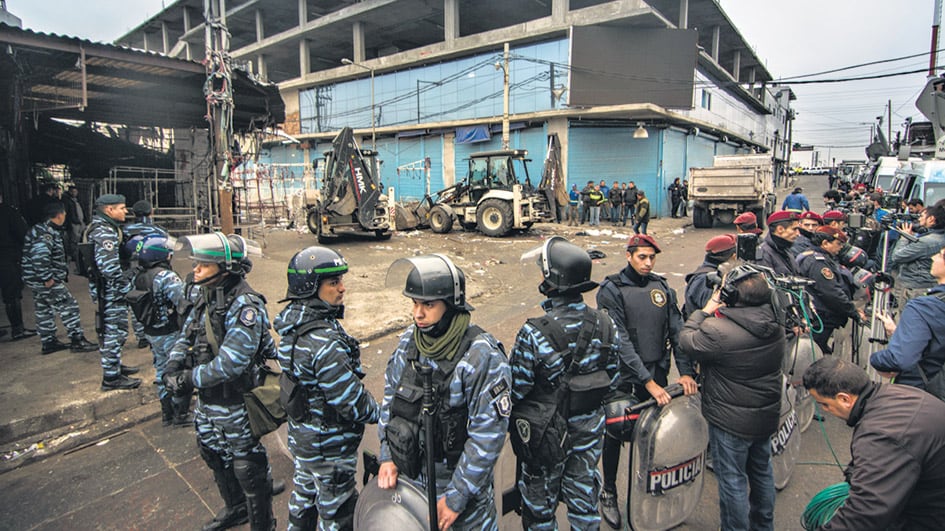 Custodia policial durante el secuestro de pruebas.