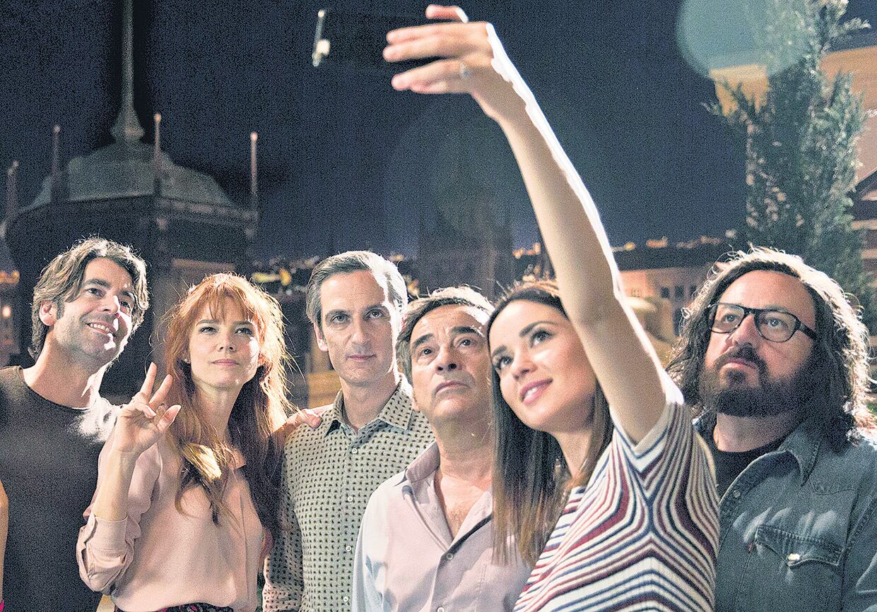 Todas las acciones suceden alrededor de una cena de amigos durante un largo eclipse.