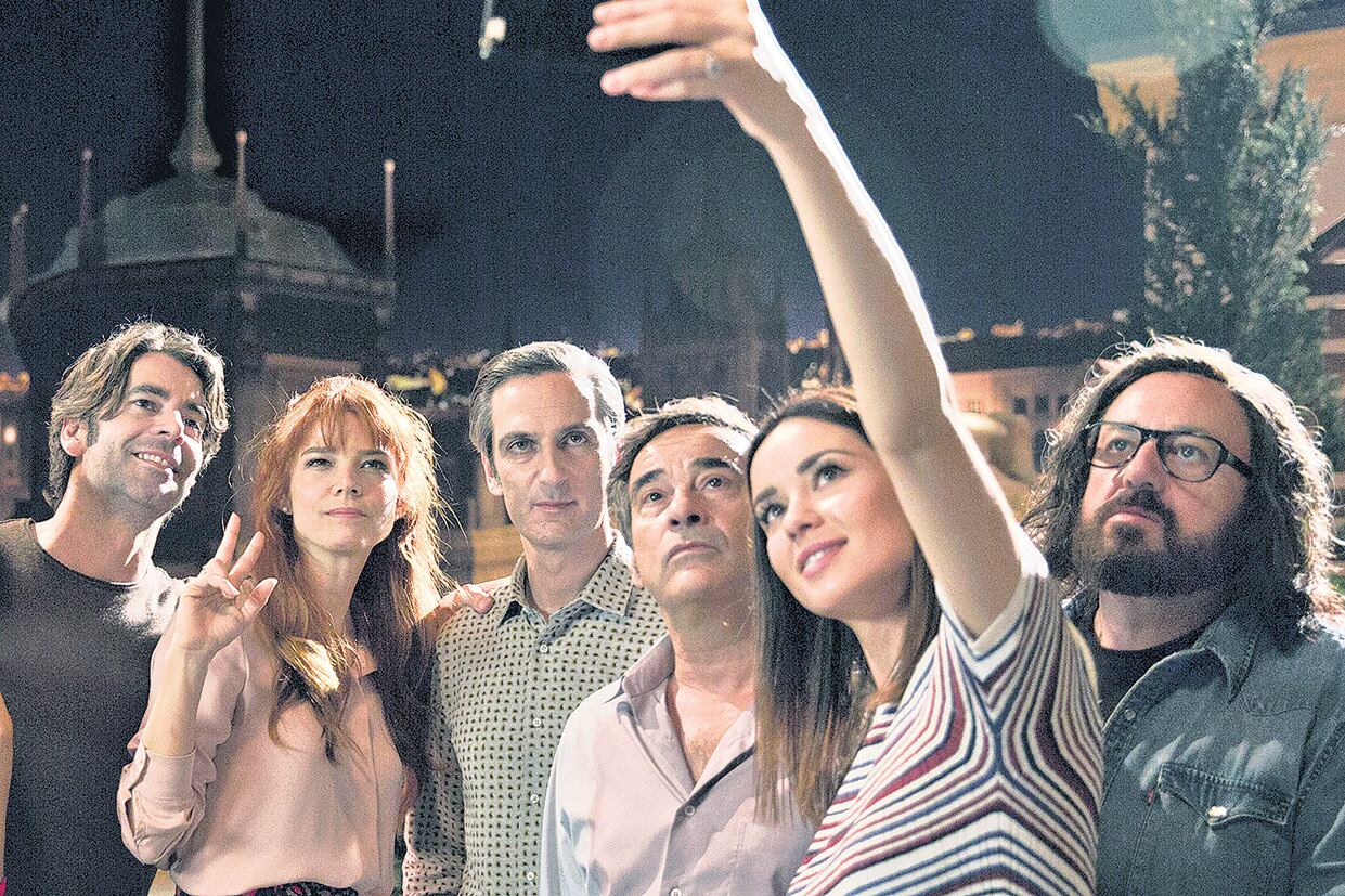 Todas las acciones suceden alrededor de una cena de amigos durante un largo eclipse.