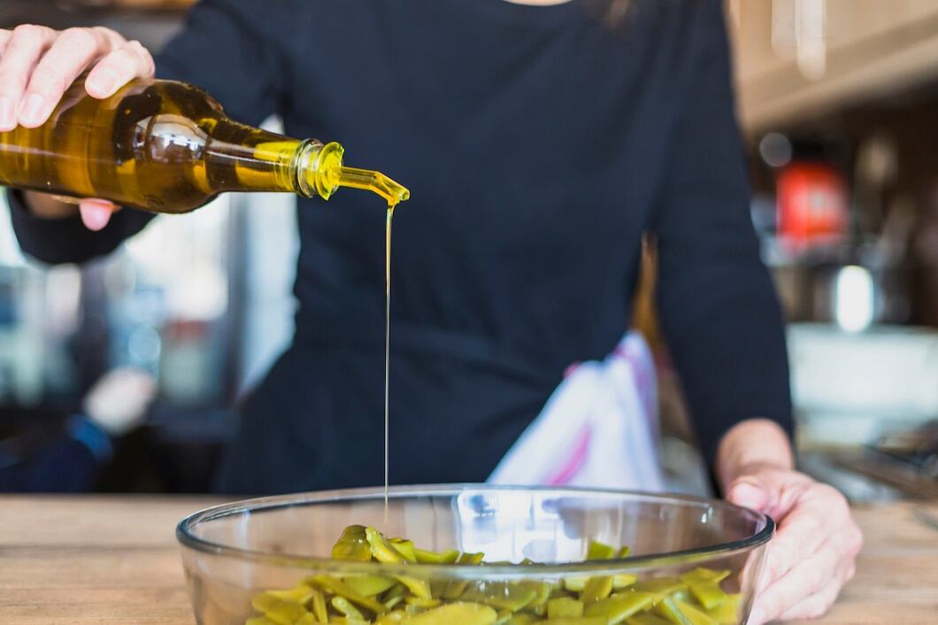 Por contar con documentación falsa, Anmat prohibió una marca de aceite de oliva. (Foto: Freepik)
