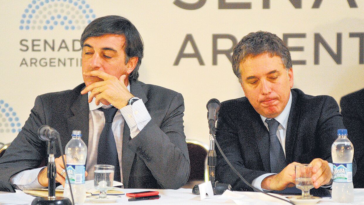 El ministro Nicolás Dujovne junto al senador Esteban Bullrich.