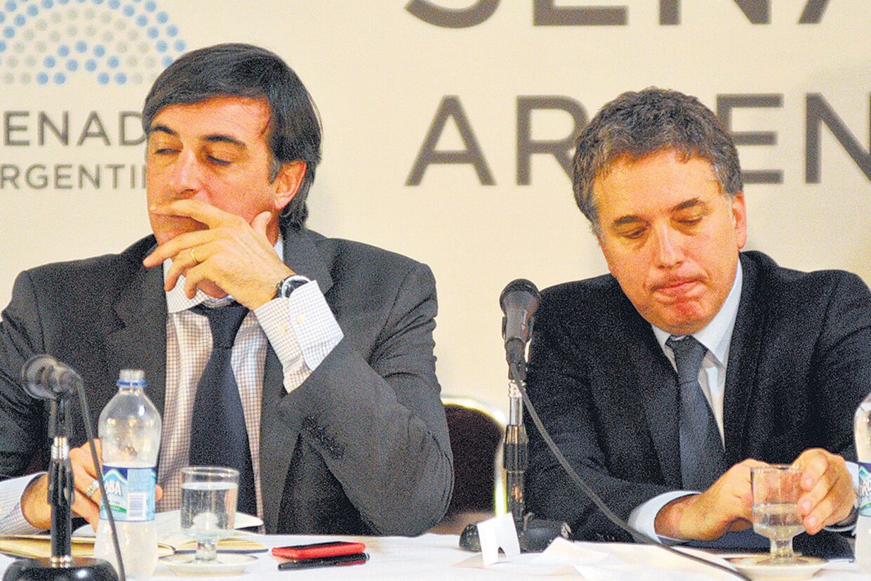 El ministro Nicolás Dujovne junto al senador Esteban Bullrich.
