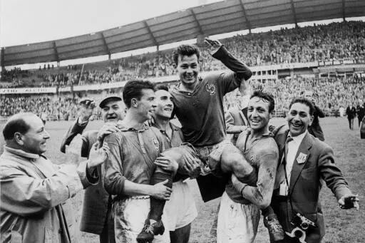 Just Fontaine mantiene el récord que alcanzó en 1958. Imagen: AFP.