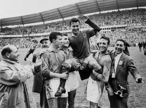 Just Fontaine mantiene el récord que alcanzó en 1958. Imagen: AFP.